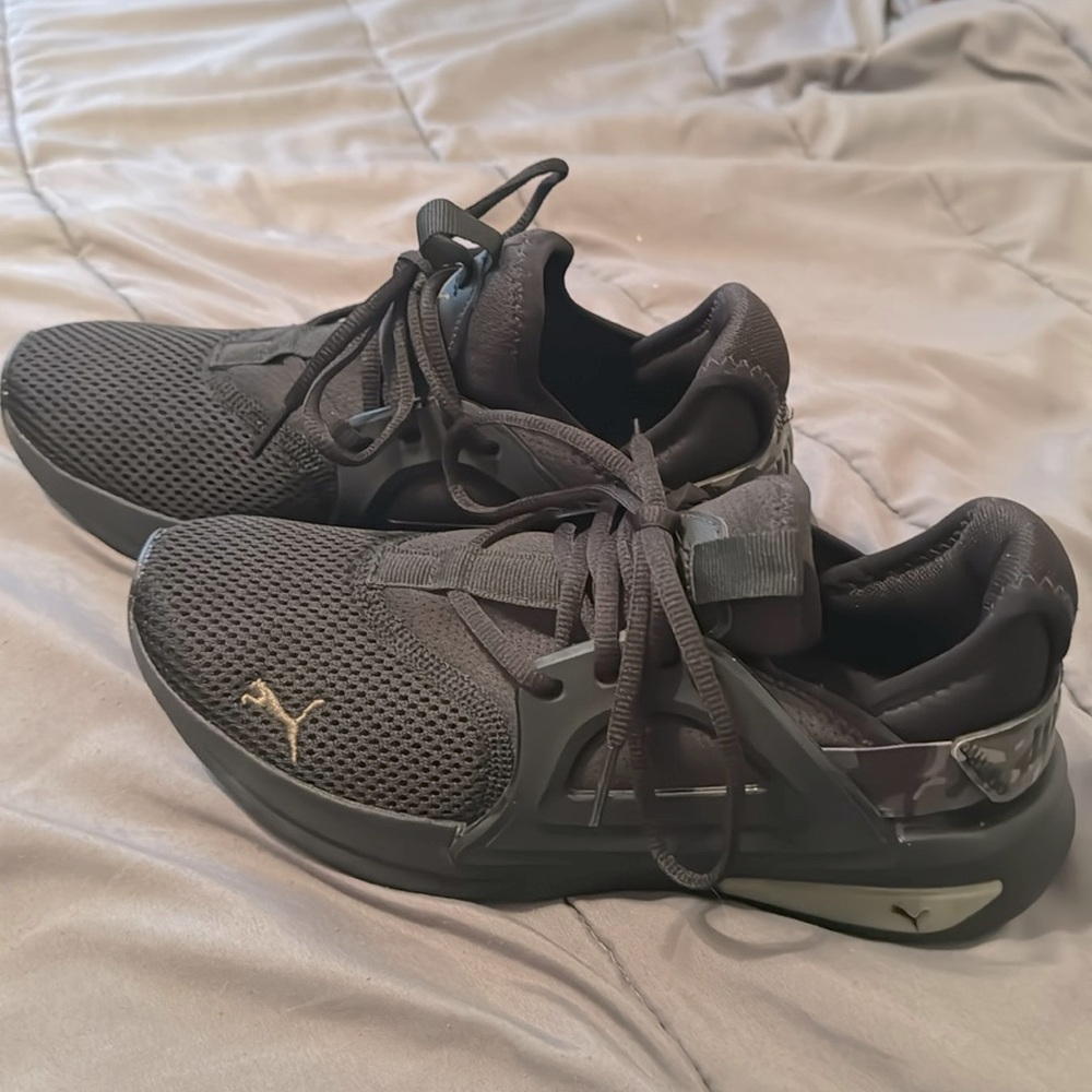 Boys size 7 puma sneakers